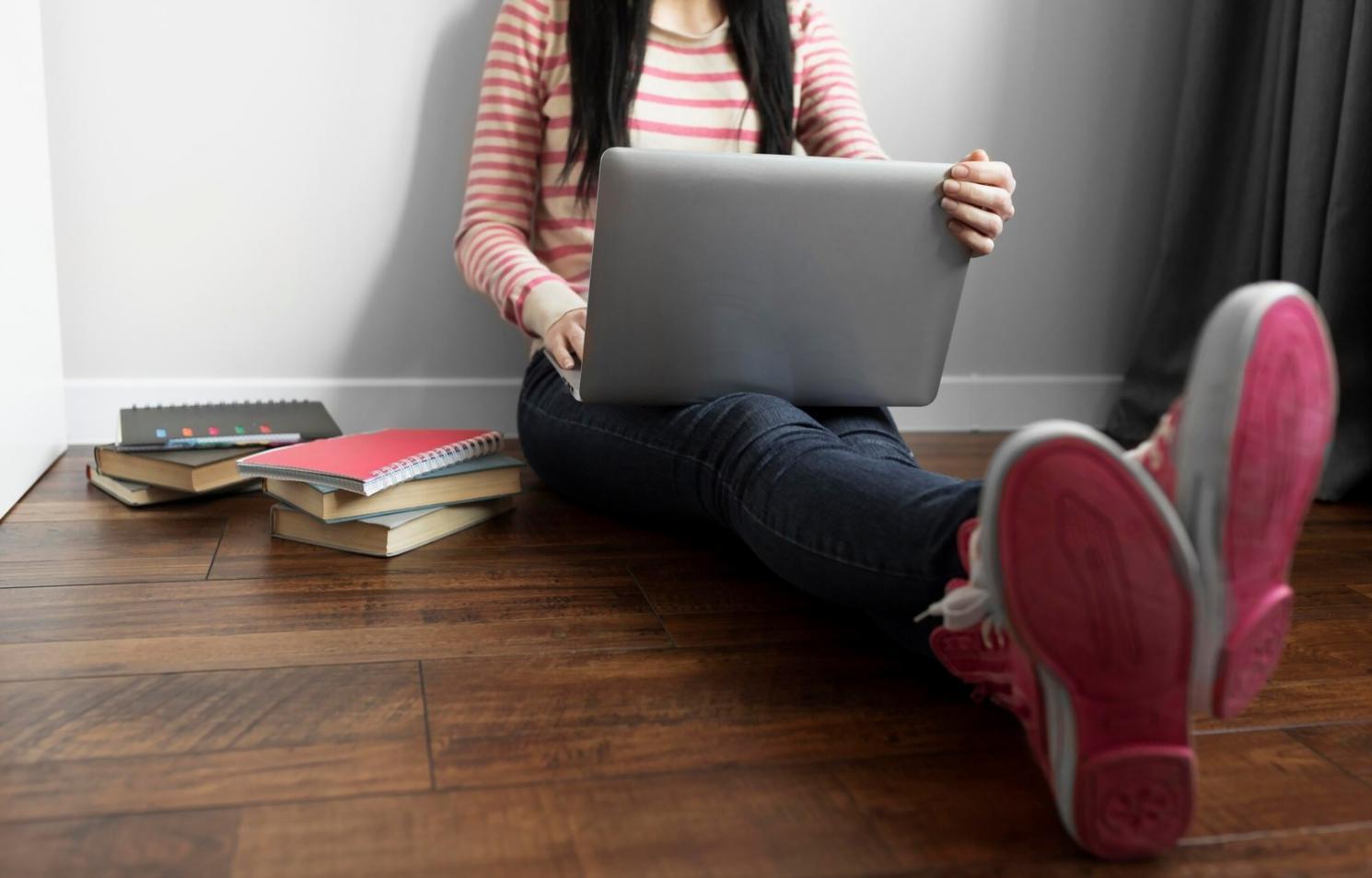 Moderne Arbeitsumgebung mit Fokus auf strategische Finanzplanung